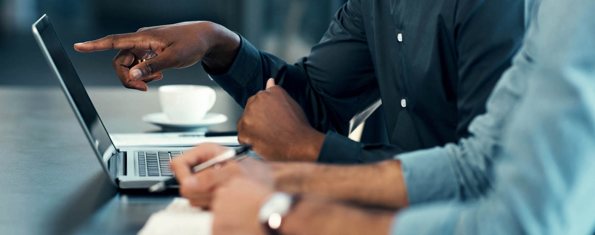Manos durante reunión